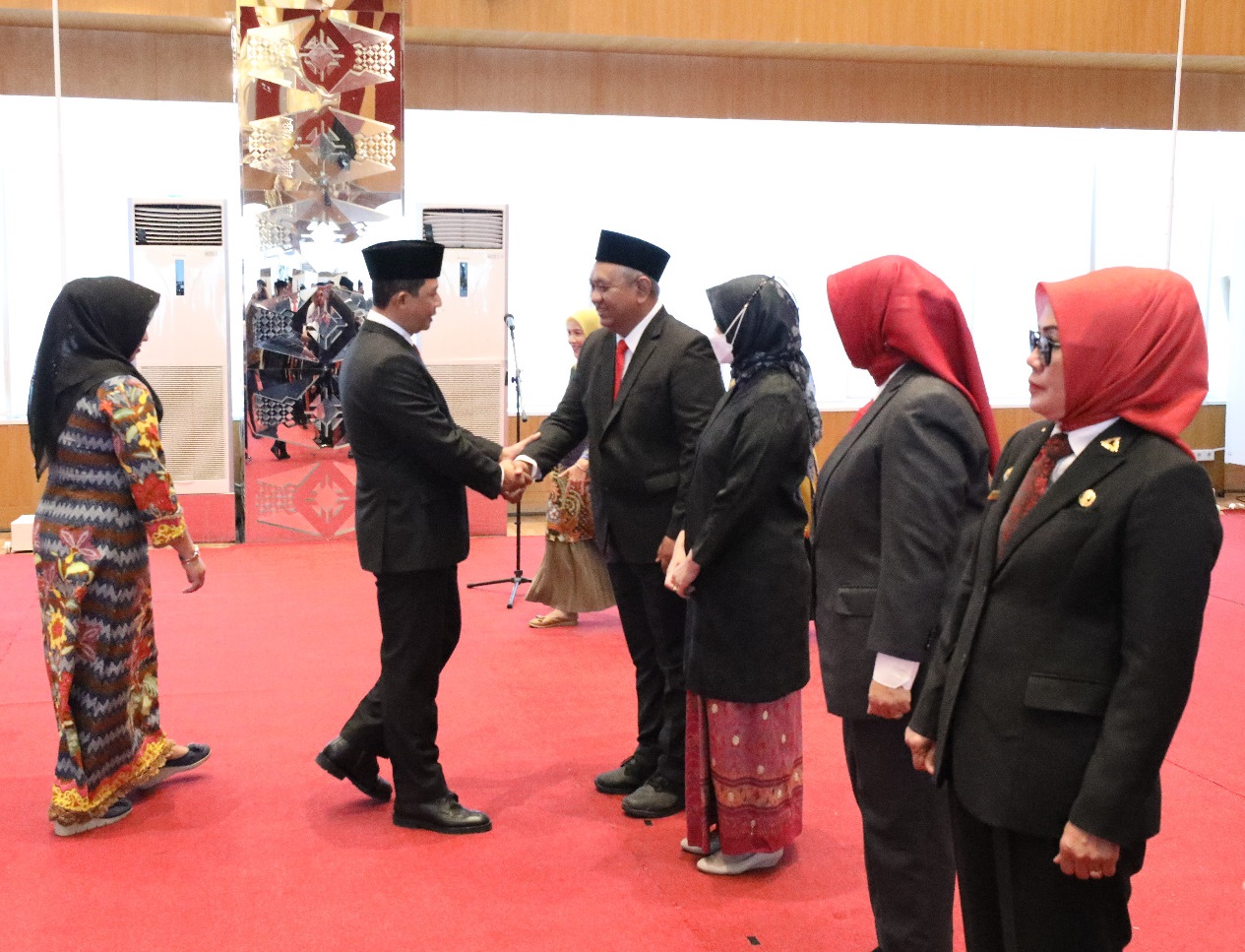 Kepala BNPB Letjen TNI Suharyanto memberikan ucapan selamat kepada para pejabat yang dilantik di Graha BNPB, Jakarta pada Selasa (21/3)